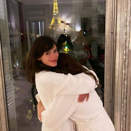 Bruna Marquezine está hospedada no Hôtel Plaza Athénée, em Paris, onde celebrou o aniversário da irmã, Luana - Reprodução/Instagram