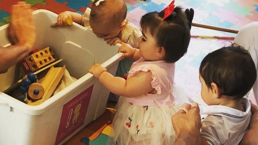 Andréia Sadi compartilha foto dos gêmeos brincando com filha de Marcelo Adnet - Reprodução/Instagram