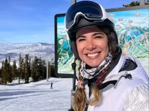 Luciana Gimenez mostra perna com hematomas, um ano após acidente de ski