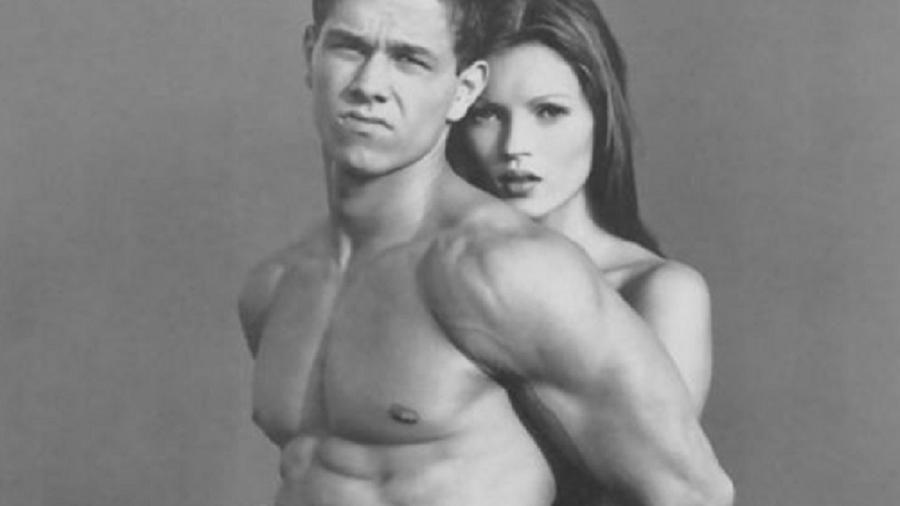 Mark Wahlberg e Kate Moss em campanha para a Calvin Klein em 1992 - Herb Ritts