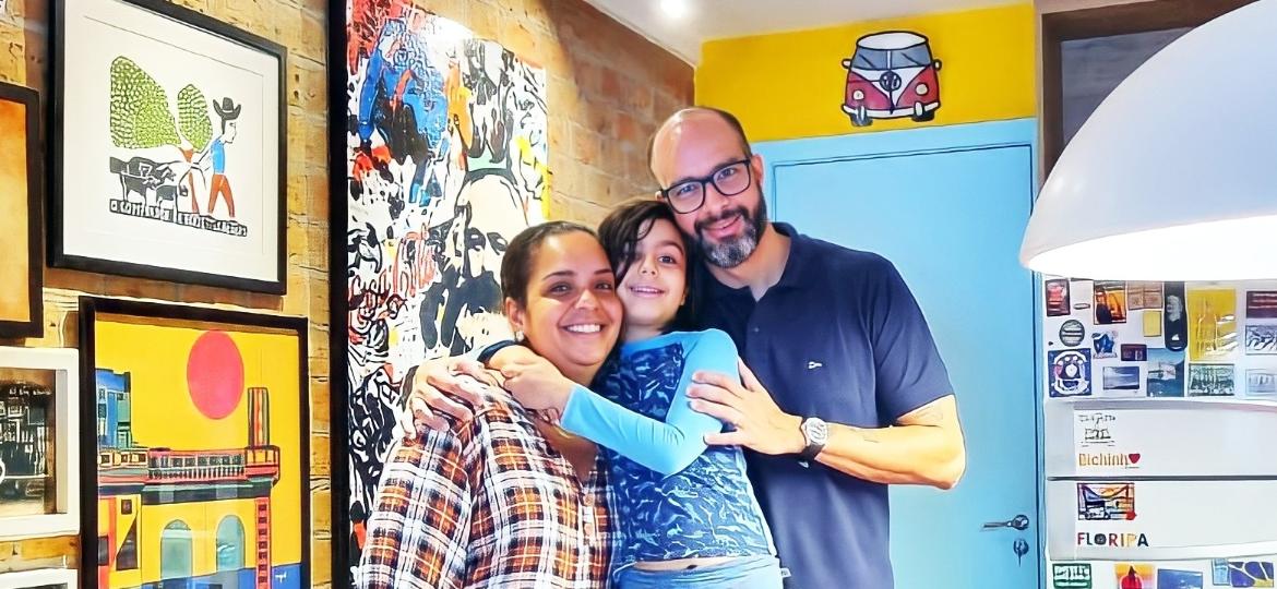 Maria Gabriela, com o marido, Alam, e o filho, Bento: "Minha casa reflete minha personalidade alegre e colorida" - Arquivo pessoal