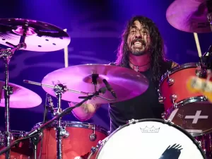 Vocalista do Foo Fighters anuncia nascimento de filha fora do casamento