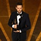 Paul Rogers recece o Oscar de Montagem por 'Tudo em Todo Lugar ao Mesmo Tempo' - Kevin Winter/Getty Images