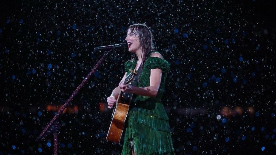 Taylor Swift fez questão de agradecer aos fãs que compareceram ao show mesmo sob fortes chuvas - Reprodução/Instagram 