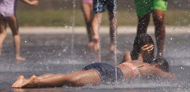 Em Madri, na Espanha, moradores brincam na água para se refrescar em junho de 2023, com termômetros batendo em 40ºC