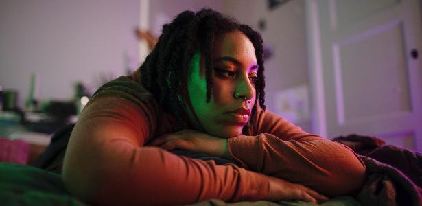 Imagem ilustrativa de "Depressão Subclínica: Sinais de Negatividade Ocultos nas Expressões Positivas"