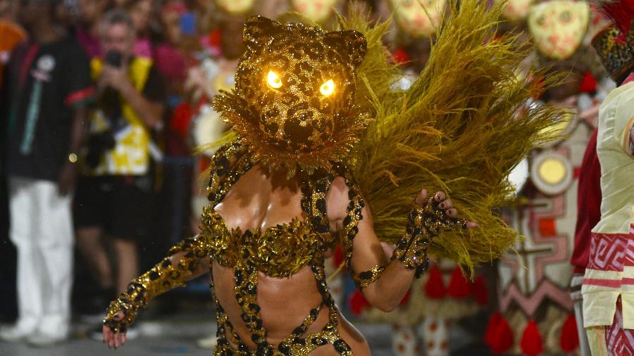 Paolla Oliveira vira onça à frente da bateria da Grande Rio no Carnaval de 2024