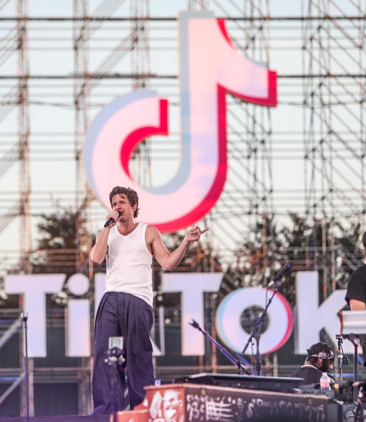 Charlie Puth, atração do Rock in Rio 2024, em foto no palco do TikTok In The Mix, em dezembro de 2023 em Mesa, Arizona