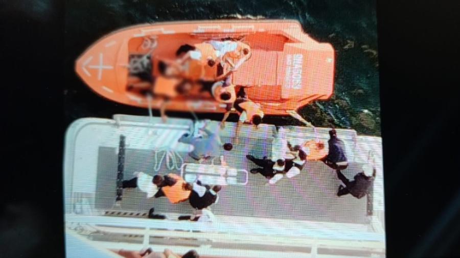 A brasileira foi resgatada, já sem vida, minutos após de cair no mar