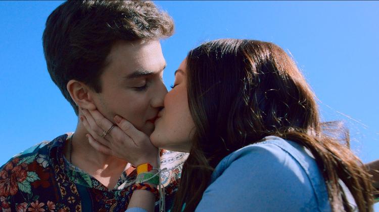 Vitor Figueiredo e Giulia Benite se beijam em 'Morando com o Crush'