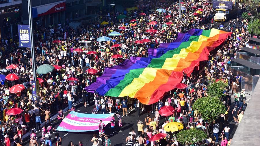 Bandeirão do arco-íris na avenida Paulista, durante a Parada do Orgulho LGBTQIA+ 2024, em São Paulo