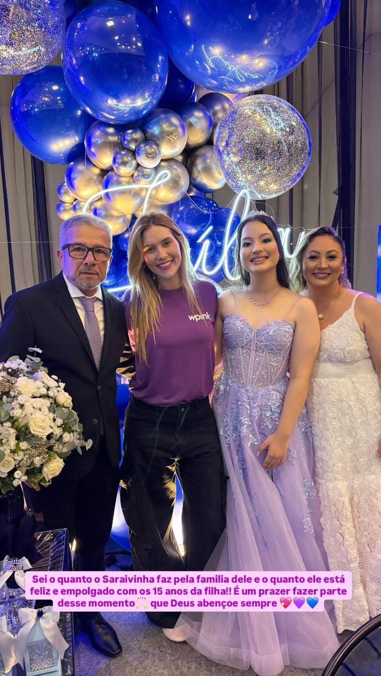 Virginia usa calça jeans e camiseta em festa de debutante