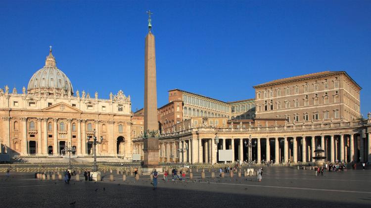 Palácio Apostólico, no Vaticano (edifício à direita). Os papas aparecem em uma das janelas do terceiro andar para realizar orações ao público