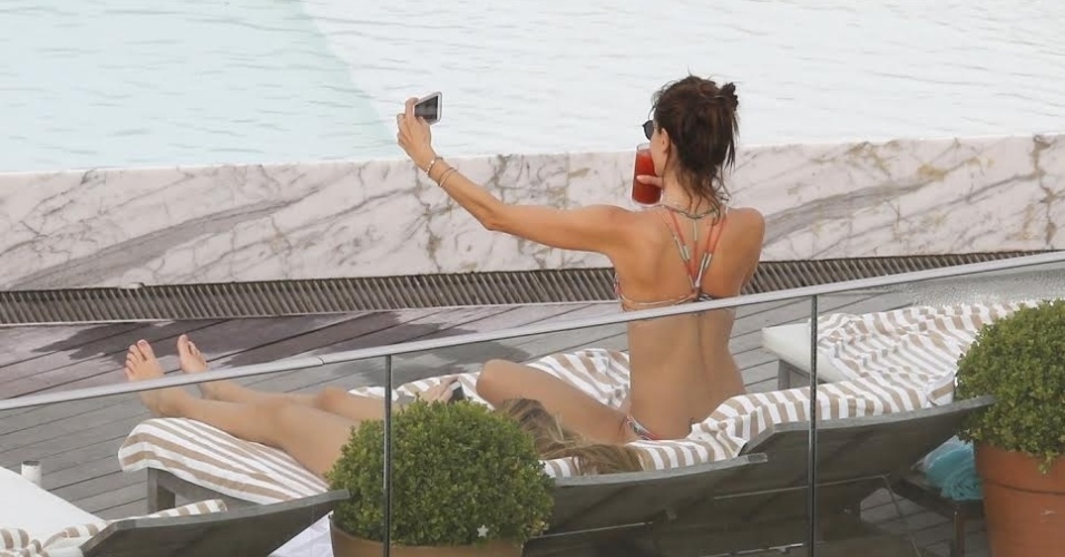 26.jun.2015 - Com um copo de bebida na mão, a modelo tirou selfies sentada em uma espreguiçadeira. Nesta semana, ela esteve no Panamá para participar de um evento de grife