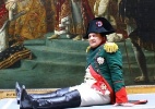 Aclamado em Veneza, filme promove visita ao Louvre guiada por Napoleão - Reprodução