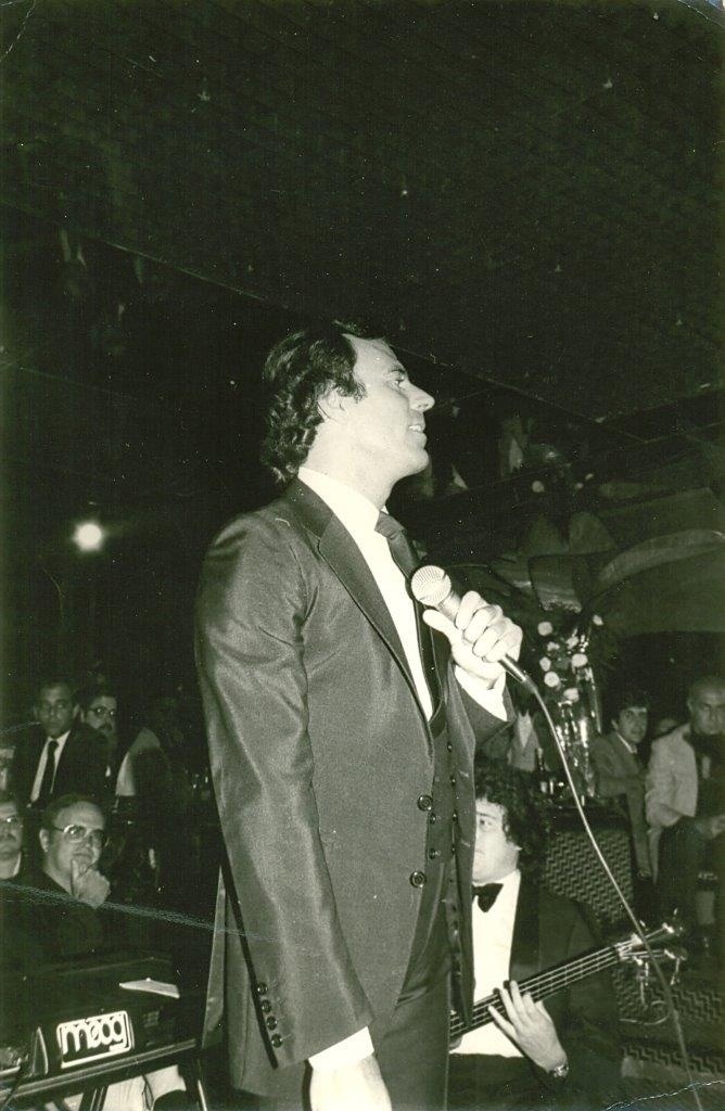 O cantor Julio Iglesias se apresenta na boate Hippopotamus - Arquivo/Hippopotamus