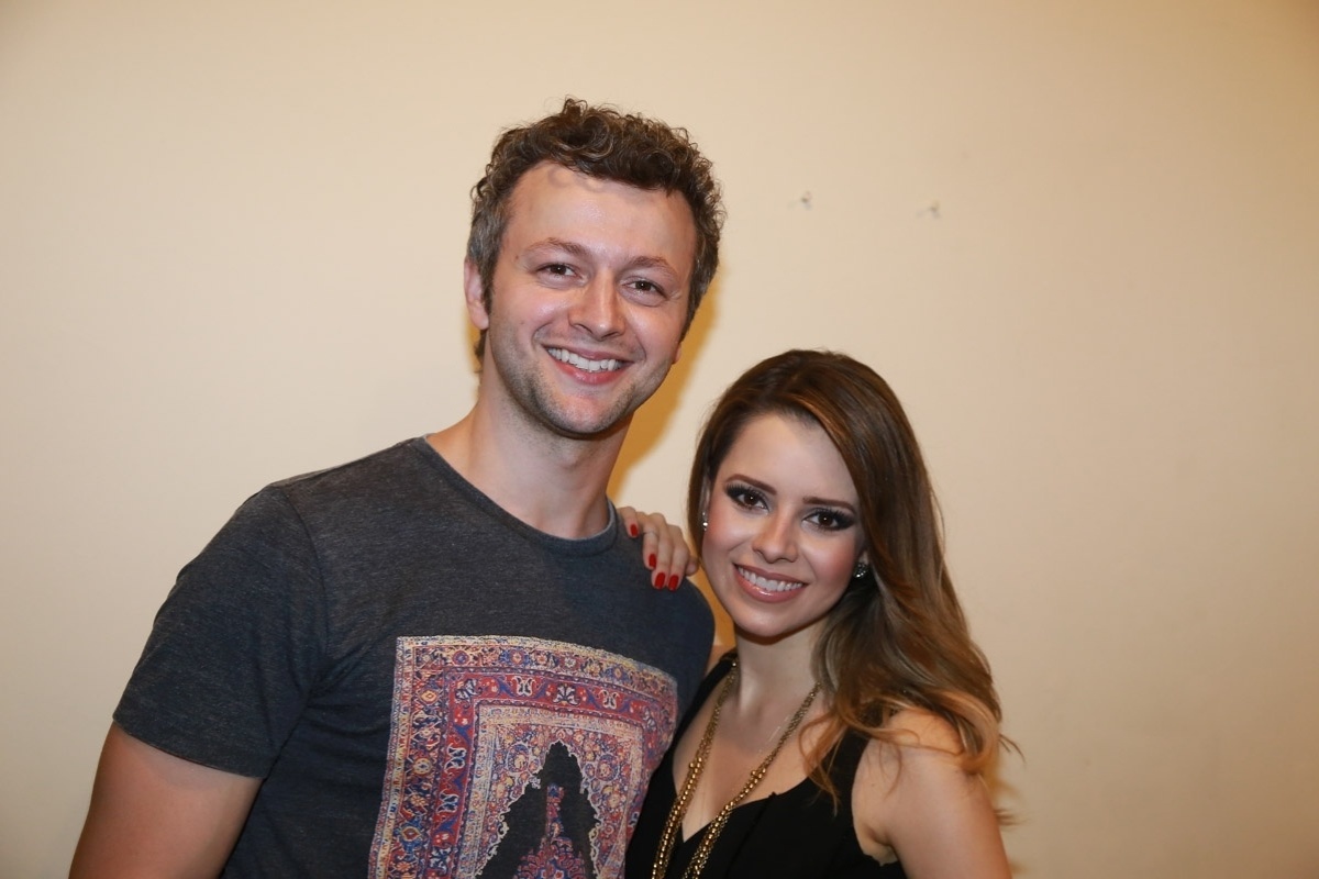 14.nov.2015 - Sandy e o marido, Lucas Lima, posam na noite da agravação do DVD da cantora no teatro Municipal de Niterói, no Rio - Milene Cardoso/Brazil News