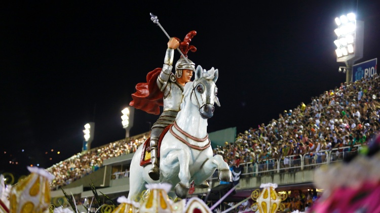 7.fev.2016 - Carro alegórico da Estácio da Sá traz a figura de São Jorge em seu cavalo