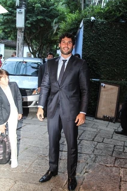 5.mar.2016 - Dudu Azevedo posa para os fotógrafos ao deixar hotel rumo ao seu casamento com Fernanda Mader, sobrinha de Malu Mader, no Rio - Marcello Sá Barretto/AgNews