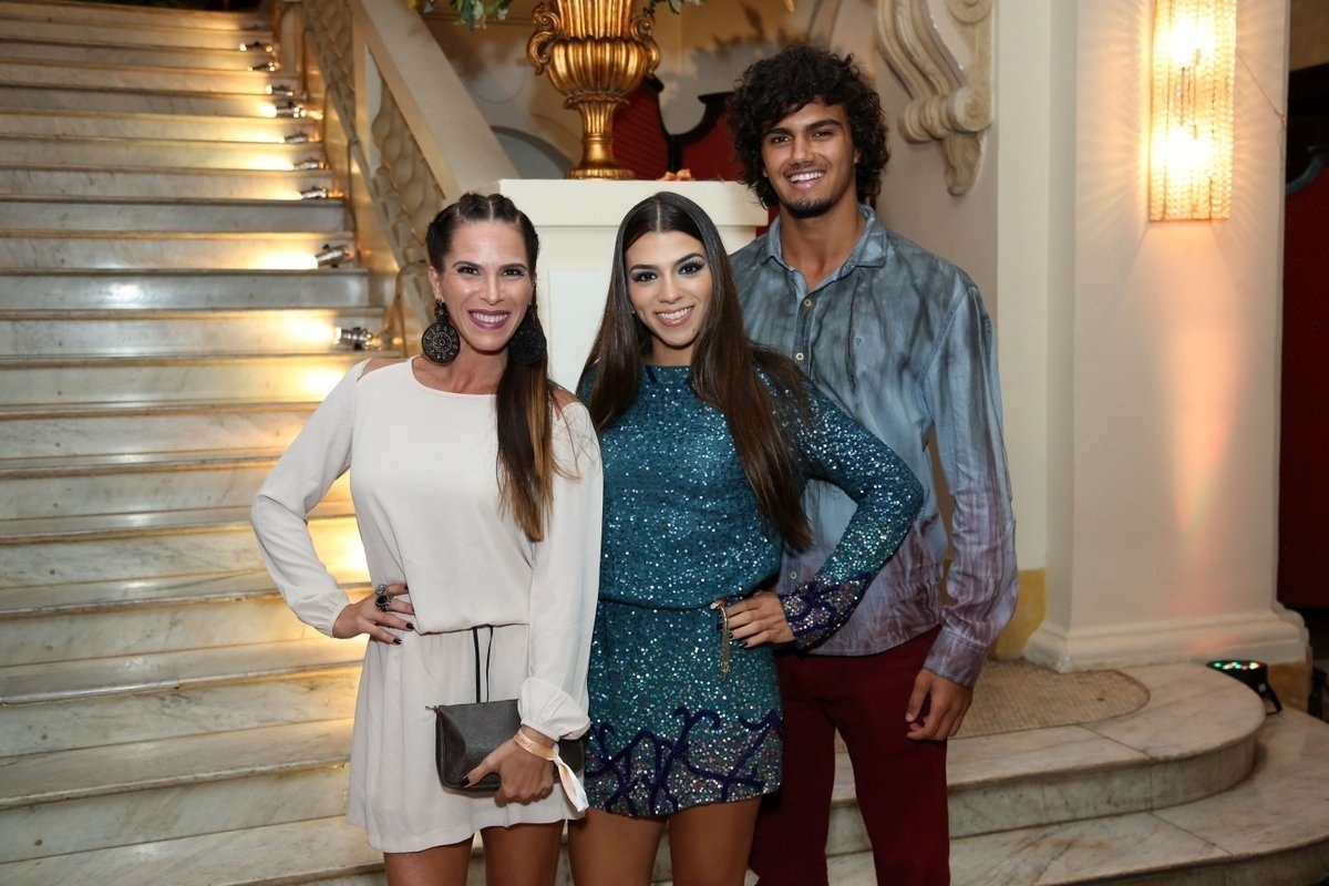 13.mar.2016 - Filha de Maurício Mattar, Petra Mattar chega à festa de Carol Sampaio com a mãe, Fabiana Sá, e o namorado, o modelo Patrick Luvise - Roberto Filho e Marcos Ferreira/Brazil News