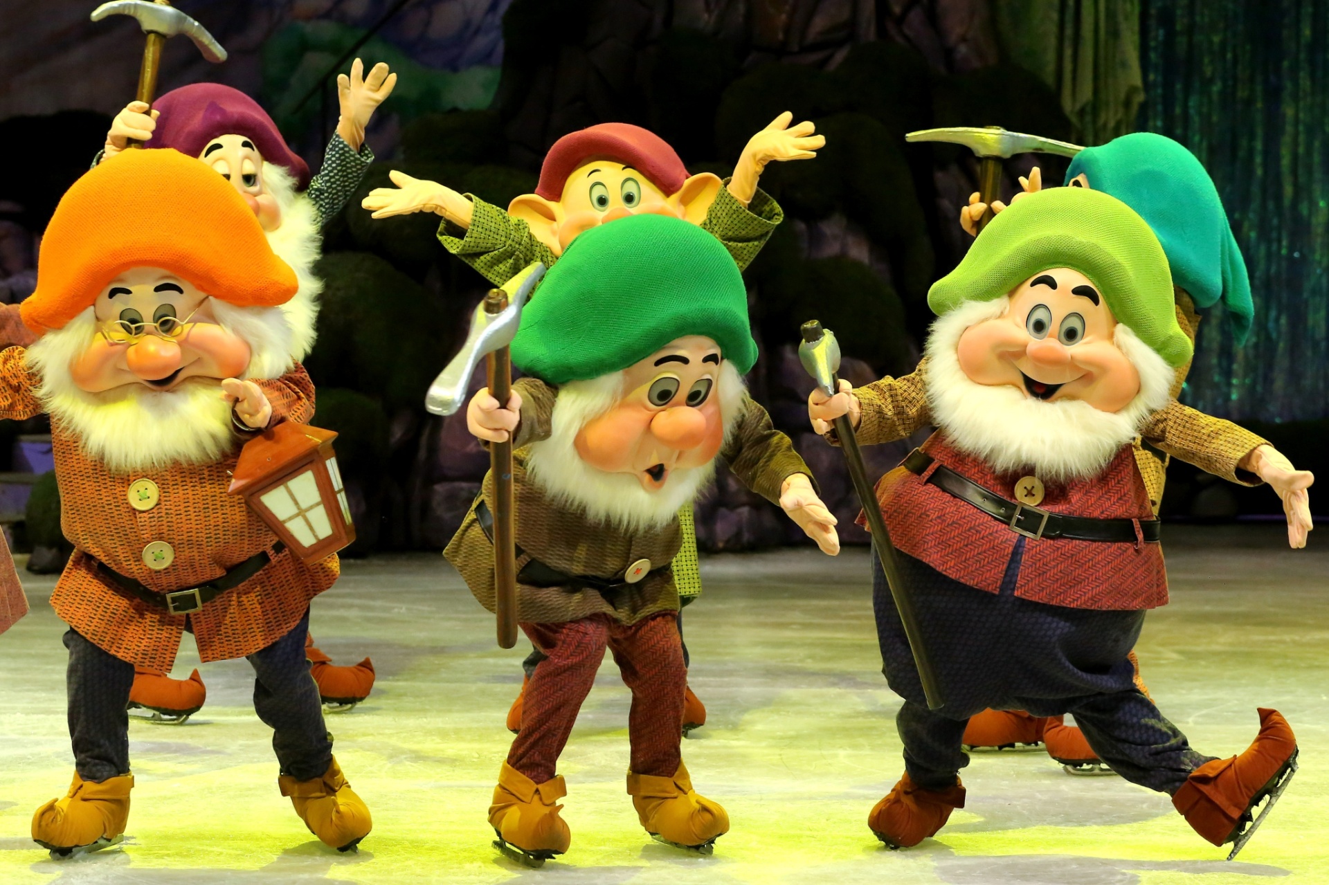 29.abr.2016 - Personagens do musical "Disney on Ice" que está de volta a São Paulo - Flávio Florido/UOL