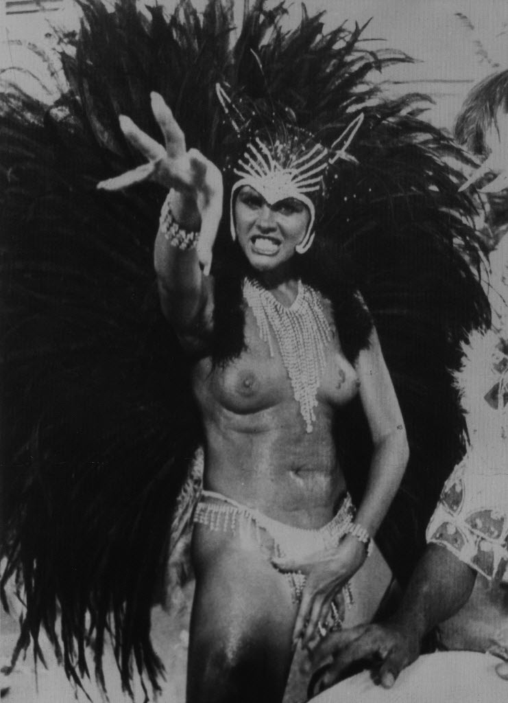 A rainha de bateria Monique Evans durante desfile da escola de samba da Mocidade Independente de Padre Miguel em 1986 - Manoel Pires/Folhapress