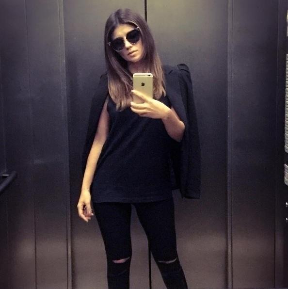 Paula Fernandes usa look total preto em selfie - Reprodução/ Instagram/ @paulafernandes