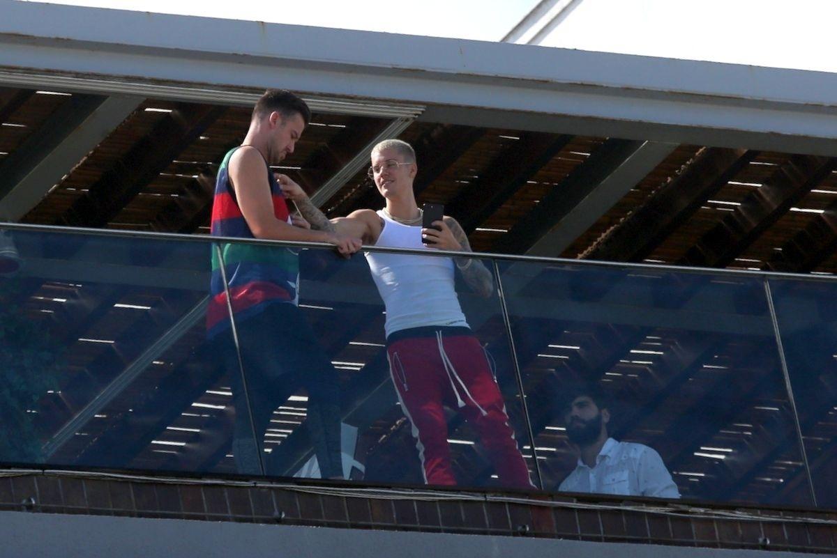 Em seu primeiro dia no Brasil, Justin Bieber aproveitou para fazer selfies na fachada do hotel em que está hospedado, no Rio de Janeiro - André Freitas/AgNews