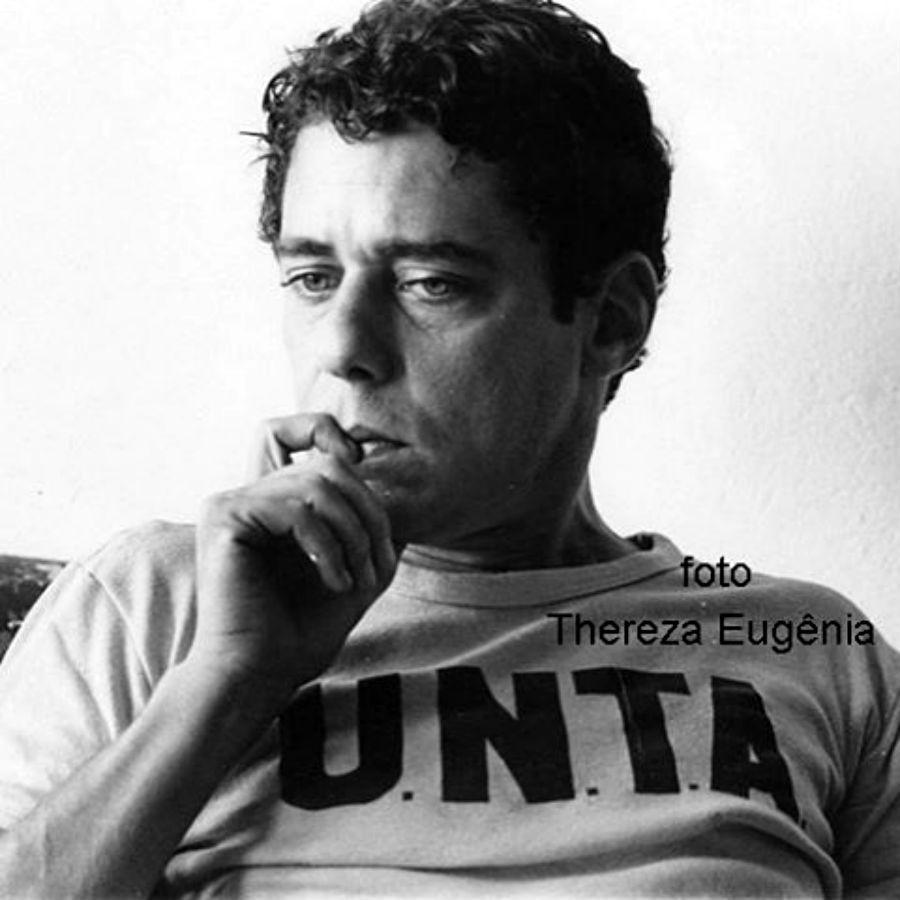 Thereza Eugênia fotografou Chico Buarque durante uma entrevista para a gravadora em um momento despretensioso em 1982 - Thereza Eugênia/Divulgação