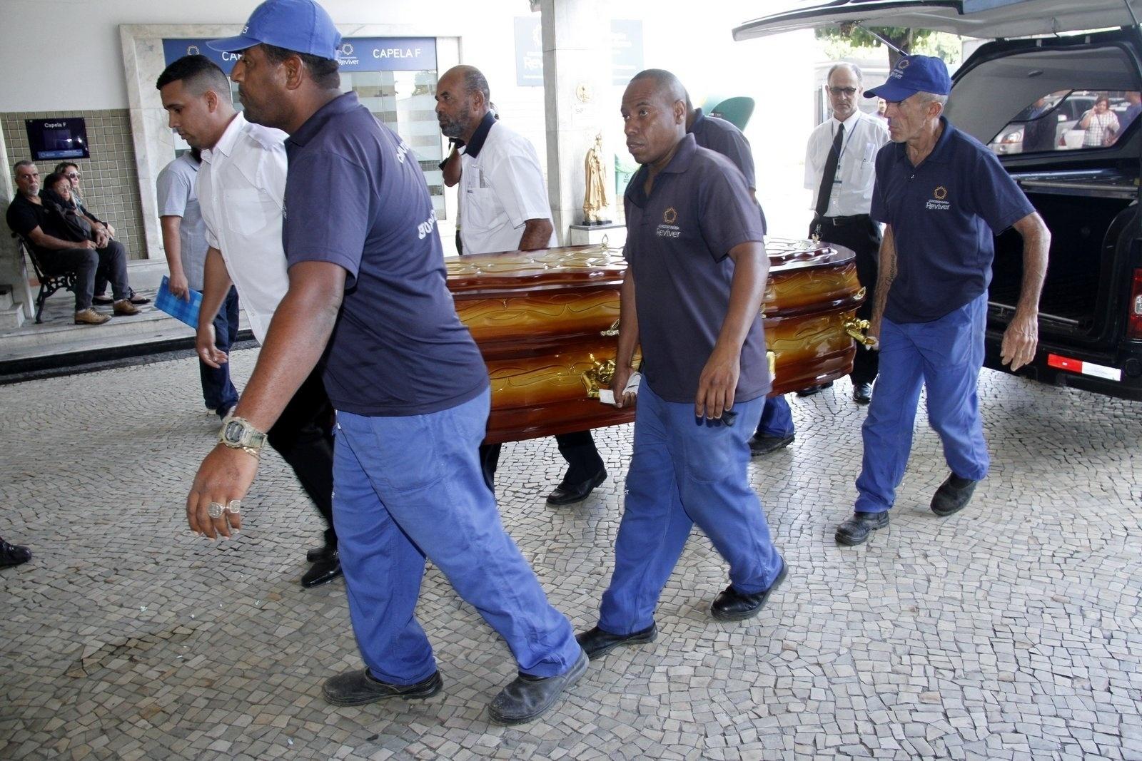 O corpo de Jerry Adriani chegou à capela B do Cemitério do Caju para o velório por volta das 8h30 - Marcos Ferreira/Brazil News