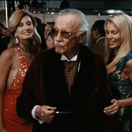Participação especial de Stan Lee como Hugh Hefner em "Homem de Ferro", de 2008 - Reprodução/Marvel Studios