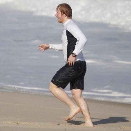 Ed Sheeran é flagrado deixando o mar da praia de Grumari de roupa de surfista - Ag.News - Ag.News