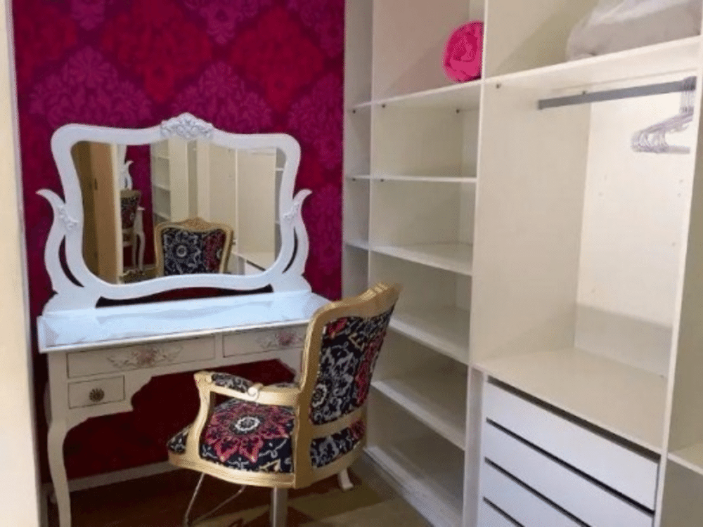 Emilly postou em suas redes sociais fotos do quarto com parede rosa e confirmou para os fãs que esse era o seu espaço na nova casa - Reprodução/JPImóveis