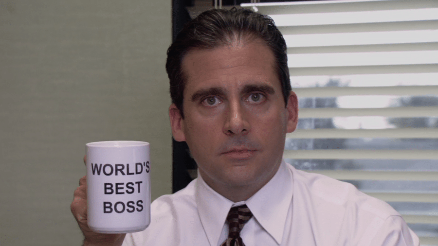 Michael Scott (Steve Carrell) segura a caneca de Melhor Chefe do Mundo na série "The Office" - Divulgação