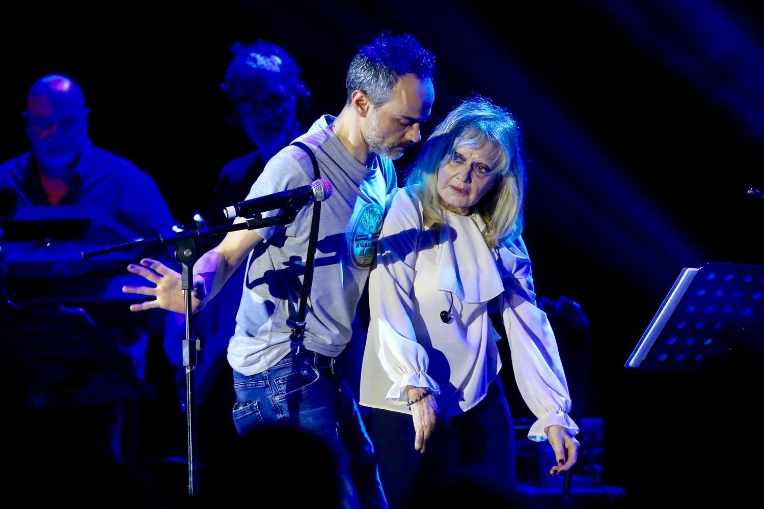 Cantora Rita Pavone passa mal e sai carregada do palco em show no Brasil - Manuela Scarpa/Brazil News