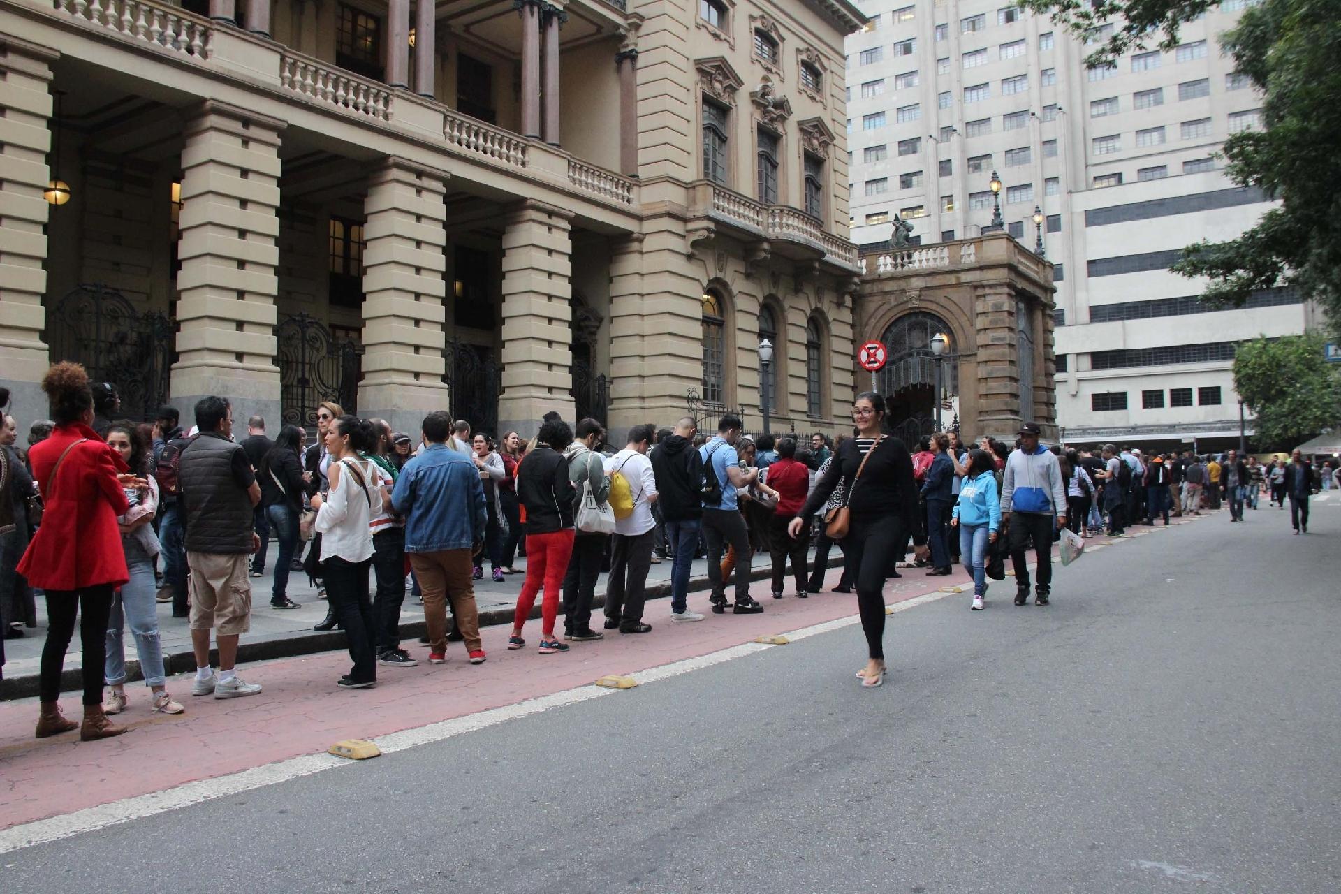 Público chega ao Teatro Municipal de São Paulo neste sábado (19) para assistir a Ópera La Traviata, que abre a programação da Virada Cultural - Henrique Barreto/Futura Press