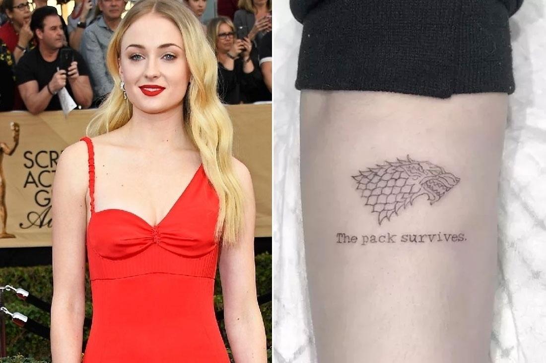 Como Maisie Williams, Sophie Turner também se tatuou com menção a "Game of Thrones". A Sansa fez um lobo e escreveu "the pack survives" (a matilha sobrevive) - Reprodução/Instagram