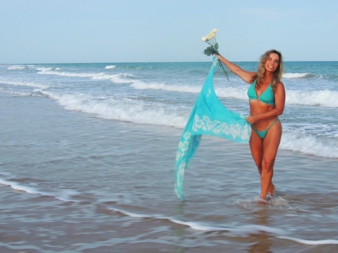 Bruna Lombardi antecipa despedida de 2018 na praia e exibe corpão em um biquíni azul - Reprodução/Instagram/@brunalombardioficial