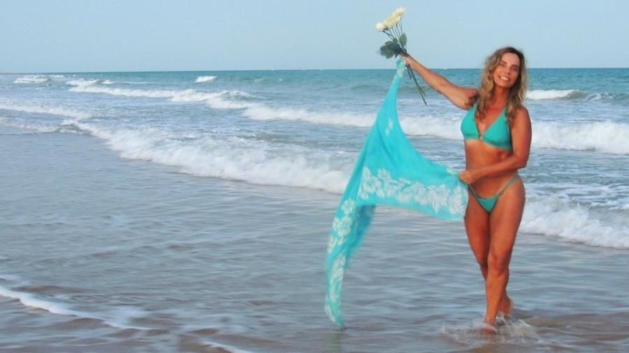 Bruna Lombardi antecipa despedida de 2018 na praia e exibe corpão em um biquíni azul - Reprodução/Instagram/@brunalombardioficial