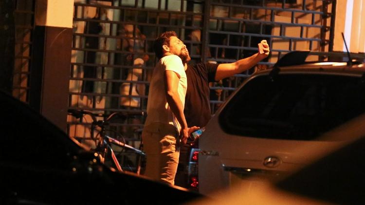 Cauã Reymond tira foto com fã durante passeio com a namorada no Rio - Thiago Martins/AgNews - Thiago Martins/AgNews