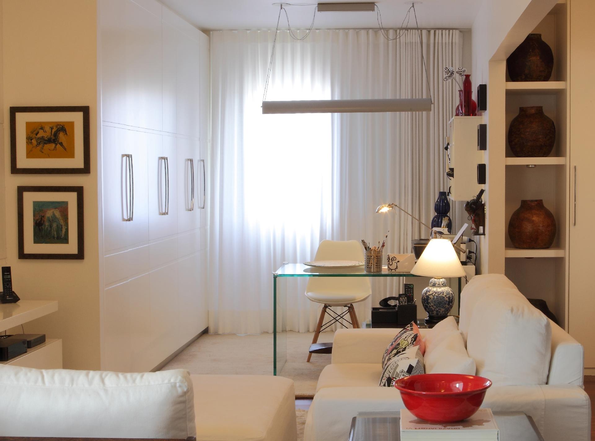 Contíguo à sala de jantar, o escritório segue a mesma proposta do living, marcado por uma linguagem moderna e leve. Em vez de uma mesa tradicional de madeira, a arquiteta Cris Paola apostou na transparência do vidro. Segundo ela, a bancada deve ter, no mínimo, 50 cm de profundidade para que se possa colocar um livro aberto ou um notebook. Já a largura precisa ter a partir de 80 cm - Hamilton Penna | Divulgação