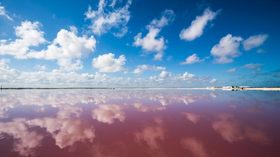 Nuvens ganham reflexo em lagoa rosa de Las Coloradas, no México - javarman3/Getty Images/iStockphoto