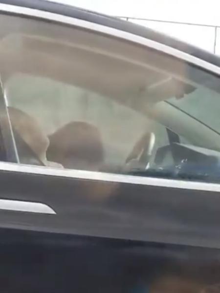 Motorista e passageiros de Tesla parecem dormir enquanto carro está em movimento - Reprodução/twitter/dakrandall