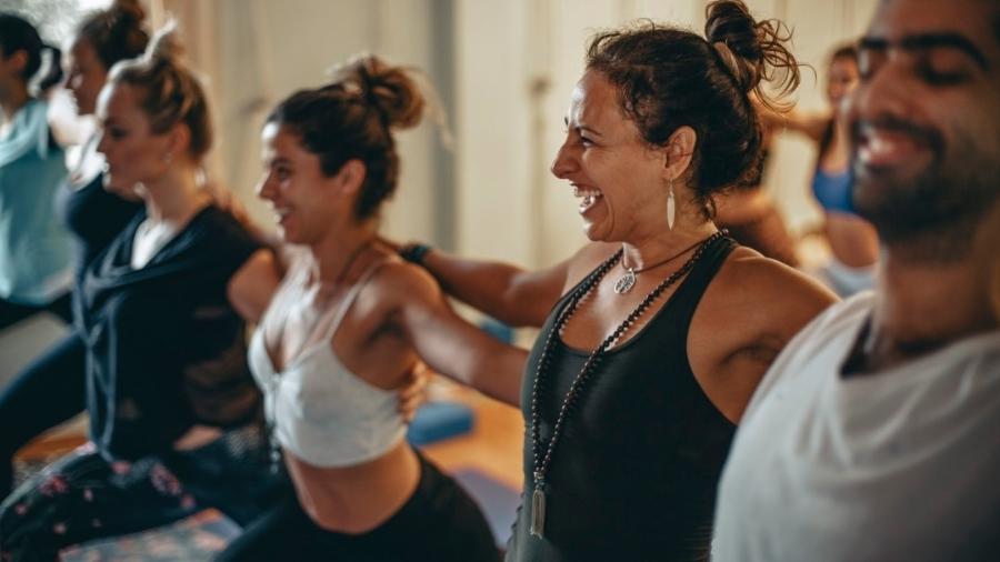As aulas de yoga dance combinam movimentos de dança, posturas de ioga e técnicas de respiração - Reprodução do Instagram @fernandacunhayoga