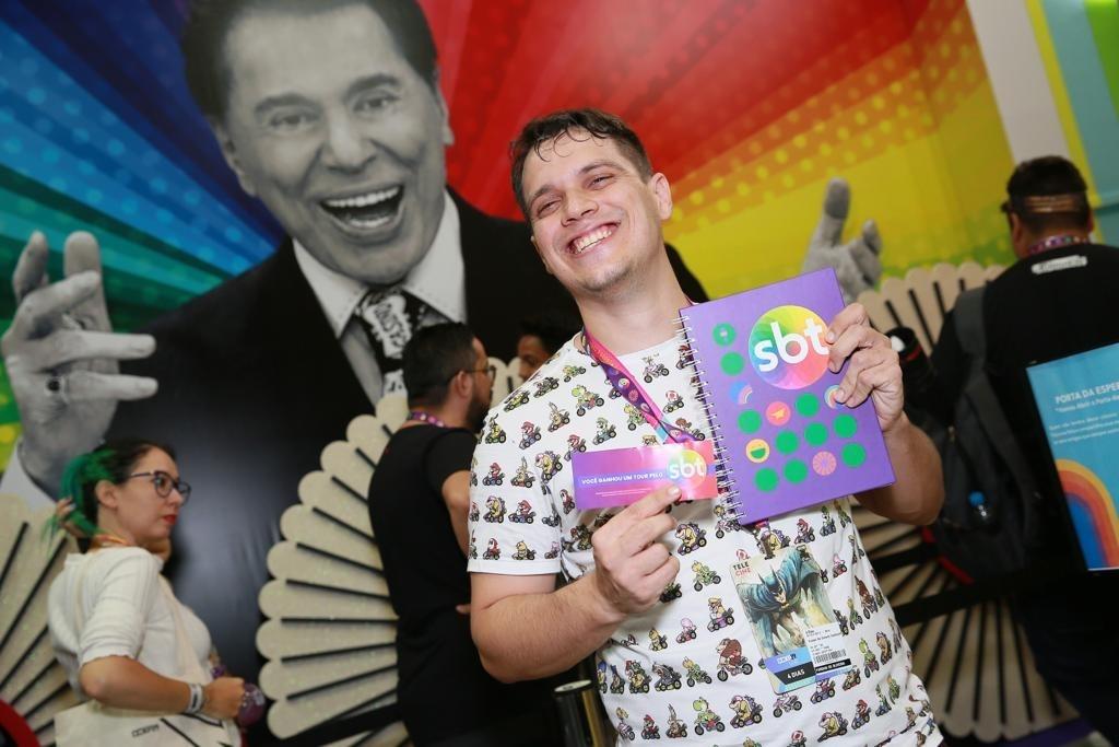 Celso Portiolli comanda torta na cara em estande do SBT na CCXP 2019 - Iwi Onodera/UOL