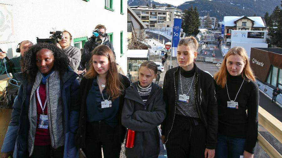 Vanessa Nakate com as suecas Greta Thunberg e Isabelle Axelsson, da alemã Luisa Neubauer e da suíça Loukina Tille - AFP