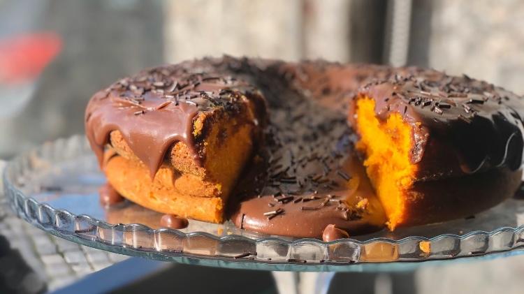 Bolo vulcão de cenoura com cobertura de brigadeiro - MF Press Global - MF Press Global