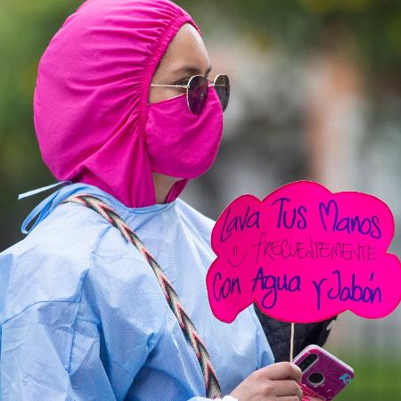 Mulher faz campanha pela prevenção contra o coronavírus em Bogotá, Colômbia - 21.mai.2020 - Getty Images