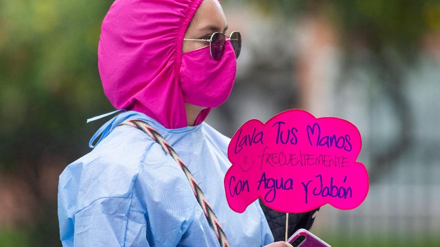 Mulher faz campanha pela prevenção contra o coronavírus em Bogotá, Colômbia - Getty Images
