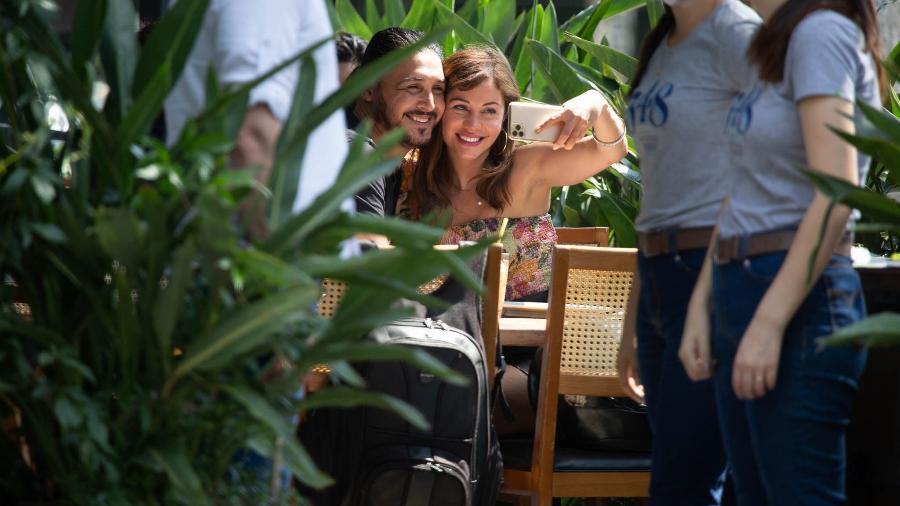 Marco Bavini e Maria Melilo tiraram selfie durante almoço - AMAURI NEHN/ BRAZIL NEWS